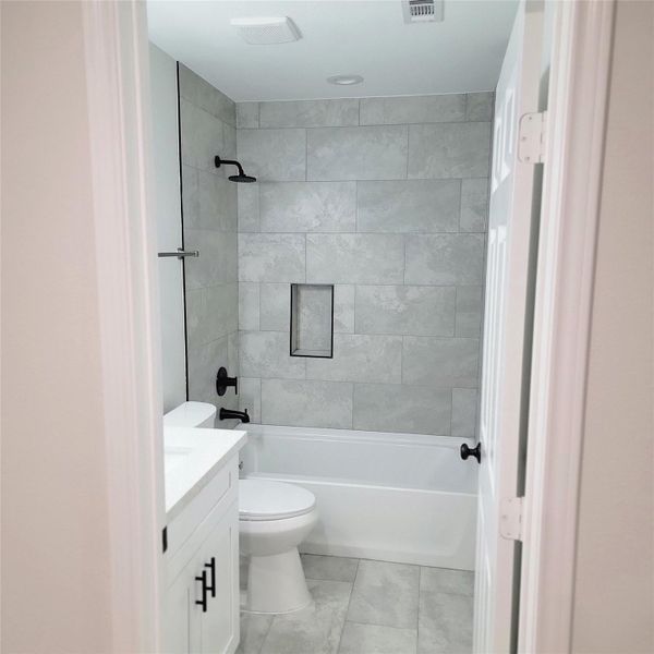 PRIMARY BATHROOM - MODEL HOME 114