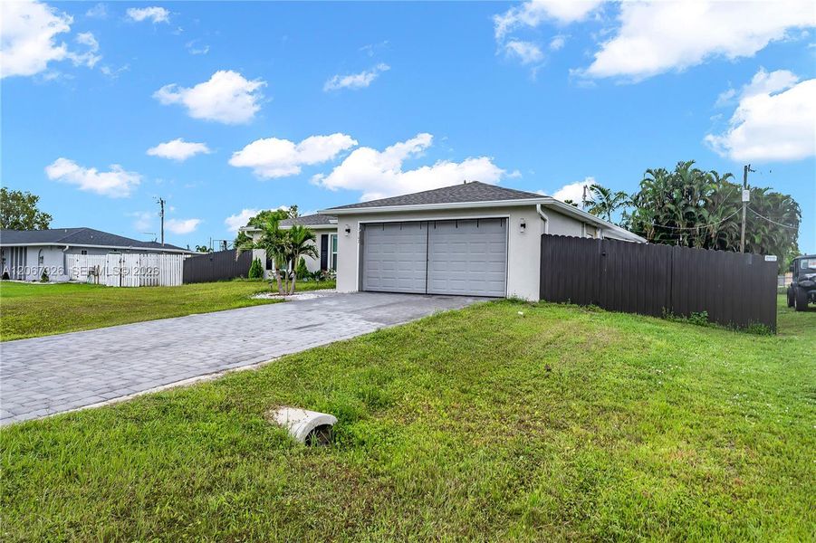 Exterior details and patio area of a home in , Cape Coral (Image 23).