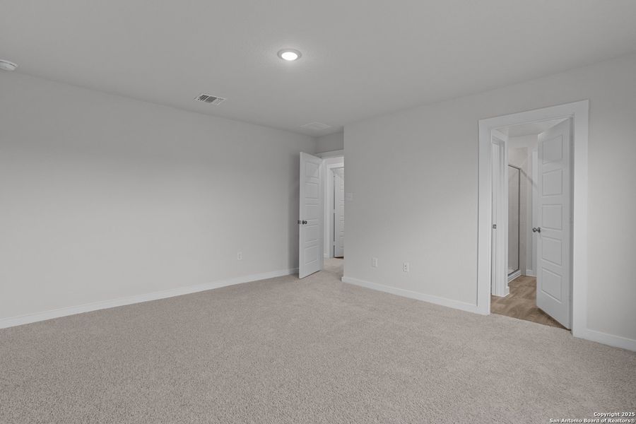 Spacious, unfurnished interior of a new home in Senna, Leon Valley (Image 9).