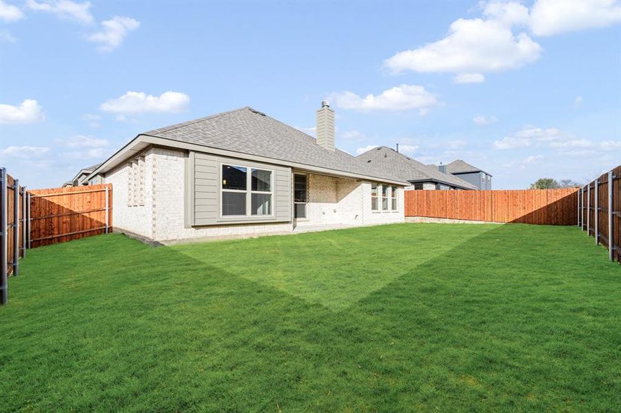 Exterior details and patio area of a home in Sunset Ridge, Alvarado (Image 20).