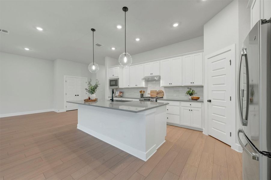 Kitchen (Staged) Kitchen (Staged)