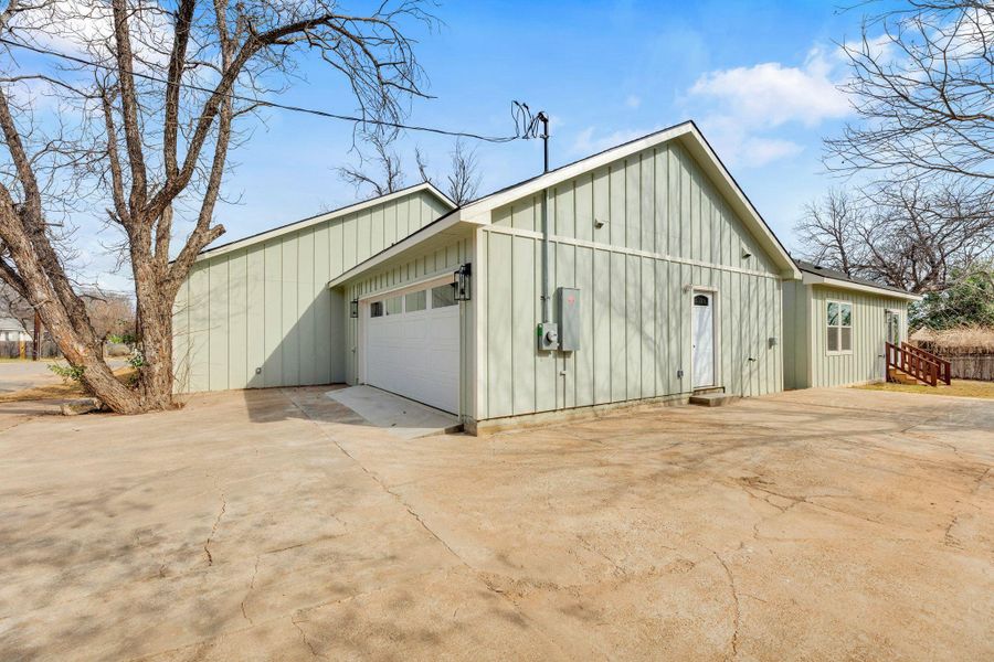 RV hook up 220amp and space for RV park on the side of main home.