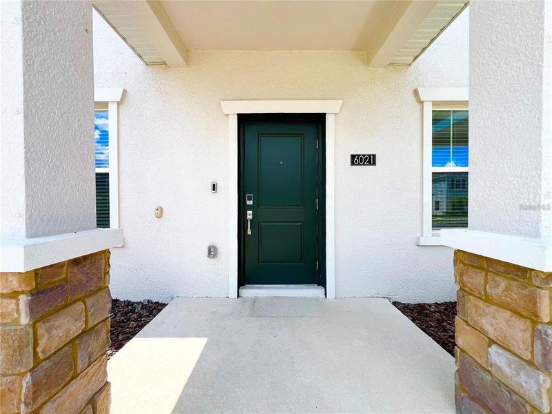 Exterior details and patio area of a home in , Clermont (Image 30).