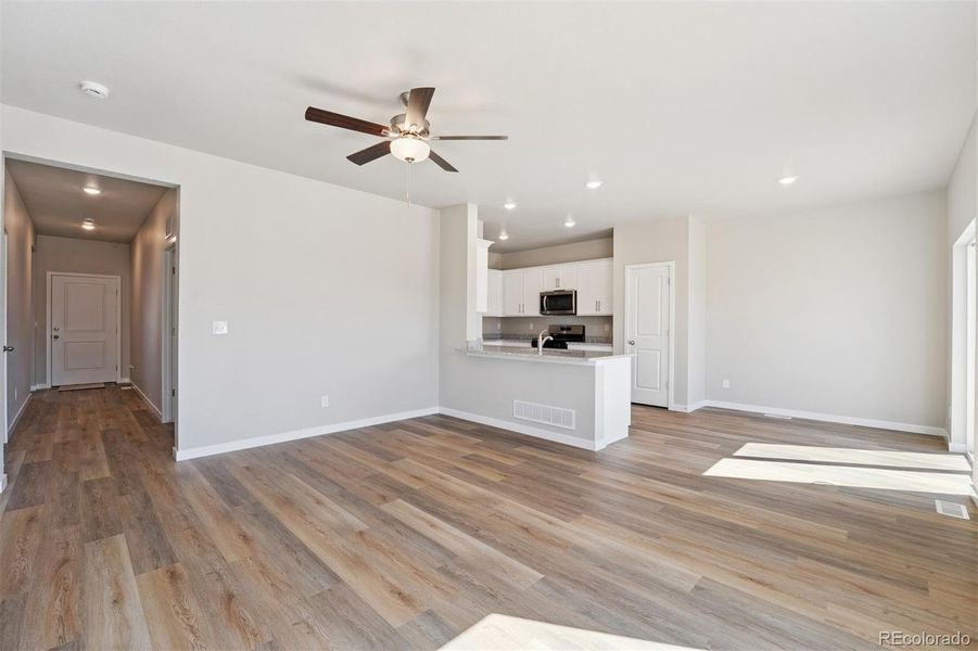 Spacious, unfurnished interior of a new home in Cottonwood Greens, Fort Lupton (Image 18).
