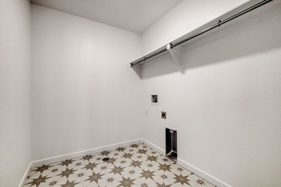 8702 Long Beach - Laundry Area