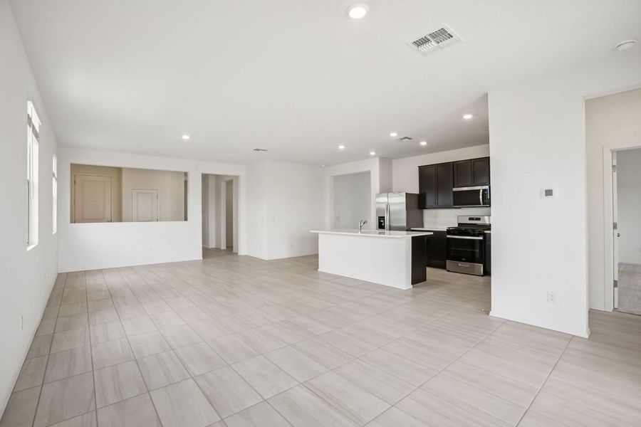 Spacious, unfurnished interior of a new home in Bella Camino Traditions, San Tan Valley (Image 4).