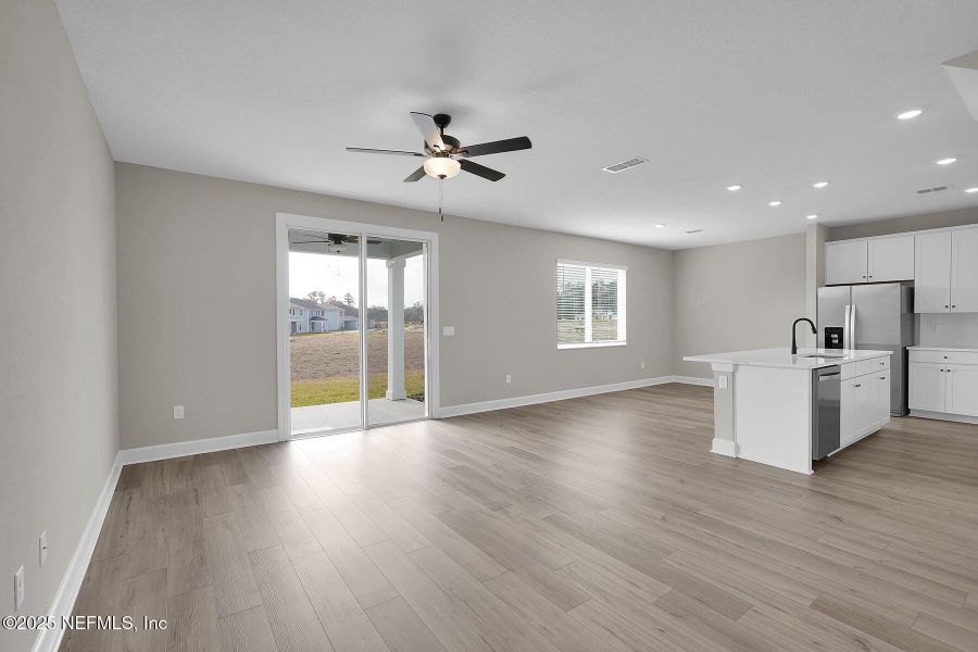 Spacious, unfurnished interior of a new home in Jennings Farm, Middleburg (Image 12).