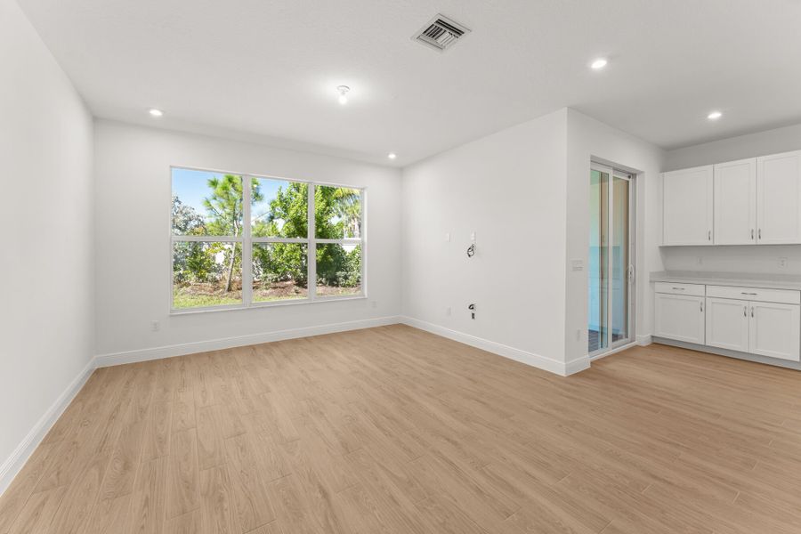 Spacious, unfurnished interior of a new home in Avila, Jensen Beach (Image 7).
