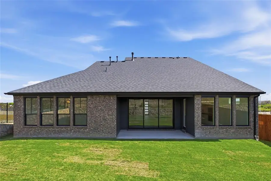 Exterior details and patio area of a home in Talon Hills, Fort Worth (Image 4).