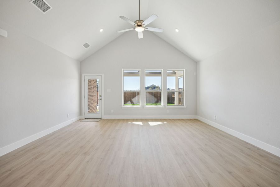 Spacious, unfurnished interior of a new home in Dove Hollow, Waxahachie (Image 25). Spacious, unfurnished interior of a new home in Dove Hollow, Waxahachie (Image 25).