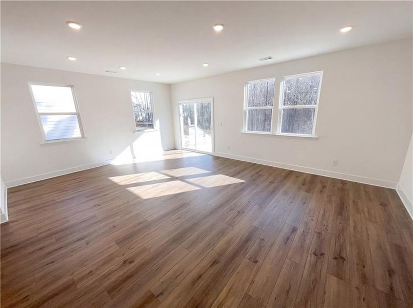 Spacious, unfurnished interior of a new home in , Sharpsburg (Image 11).