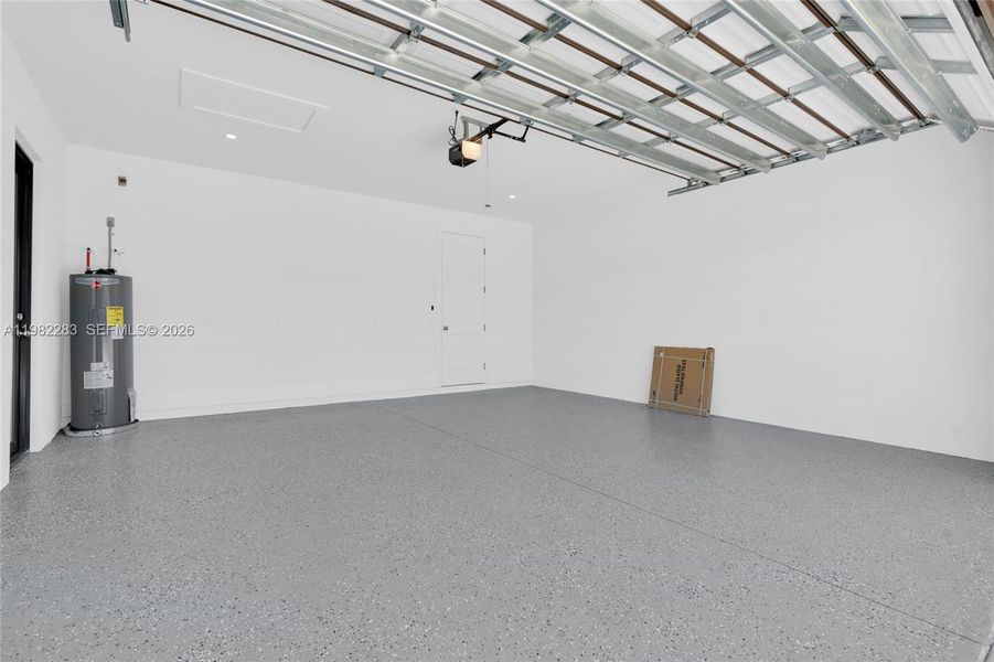 Spacious, unfurnished interior of a new home in , Lehigh Acres (Image 14).