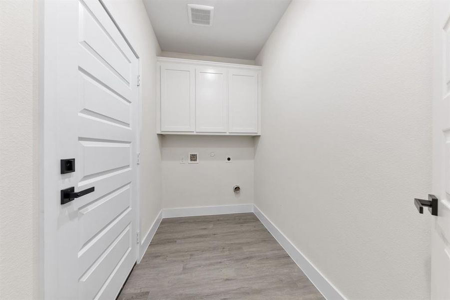 Spacious, unfurnished interior of a new home in , Gun Barrel City (Image 21).