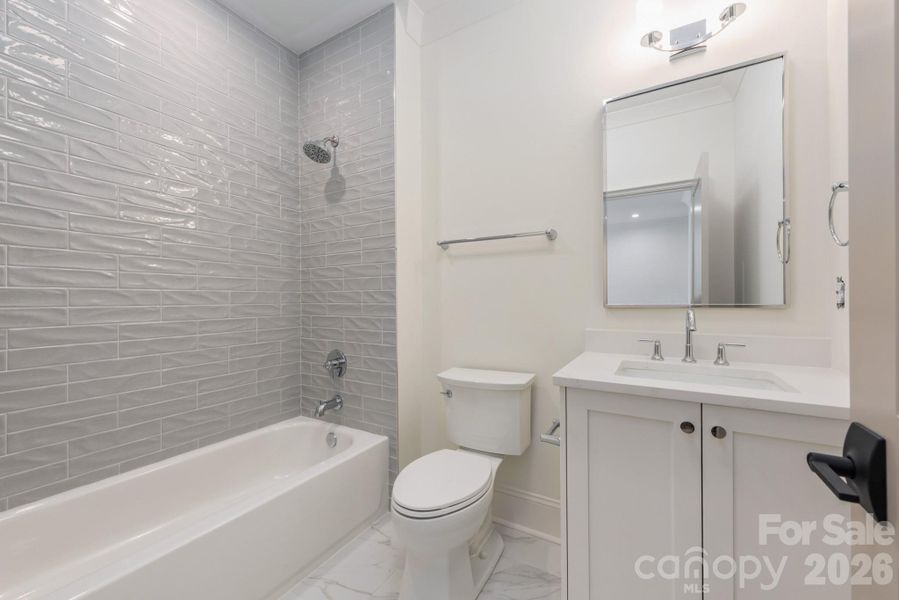 En suite bathroom 4