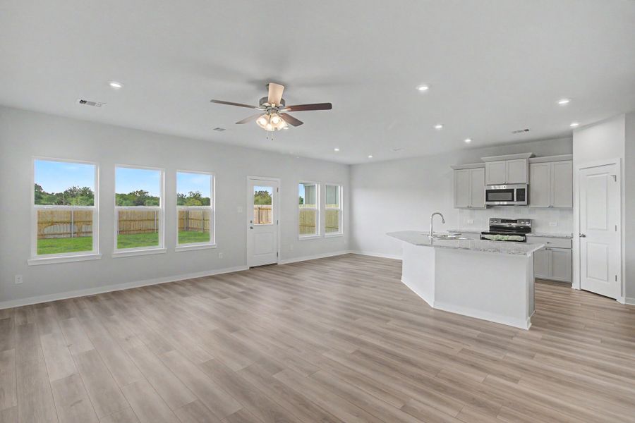 Spacious, unfurnished interior of a new home in Pleasant Hill, Bryan (Image 10).