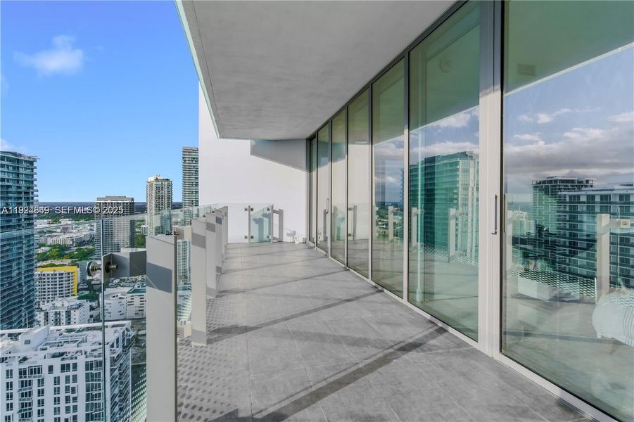 Condo located in Miami, FL showcasing its design and architecture (Image 3).