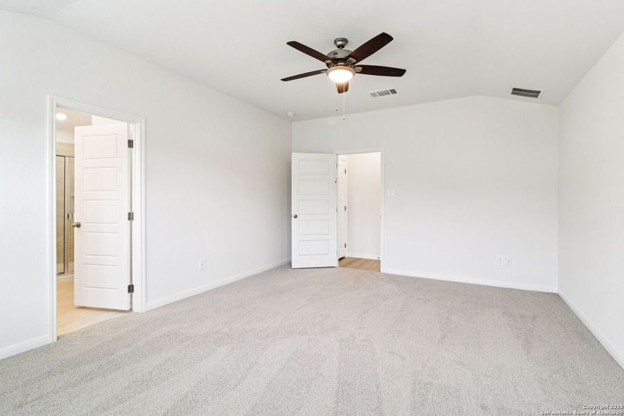 Spacious, unfurnished interior of a new home in Lark Canyon, New Braunfels (Image 19).