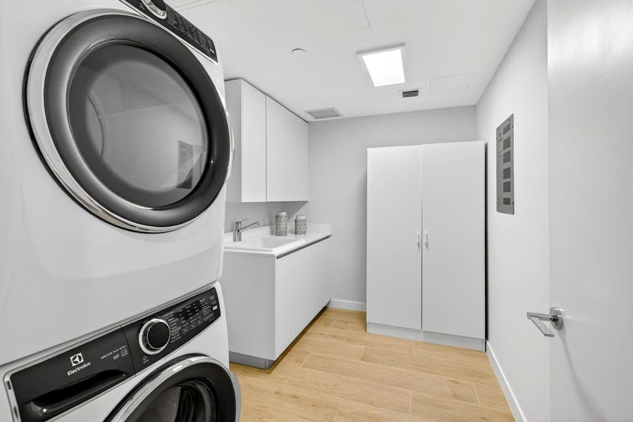 Furnished interior view inside a new home in , Pompano Beach (Image 15).