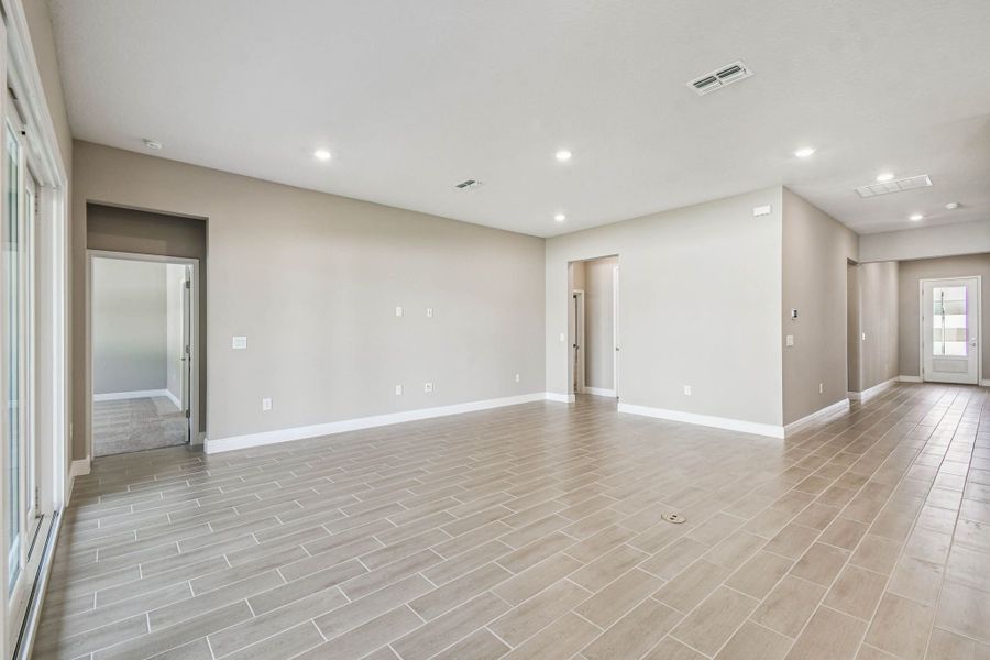 Spacious, unfurnished interior of a new home in Pinecone Reserve, Brooksville (Image 48).