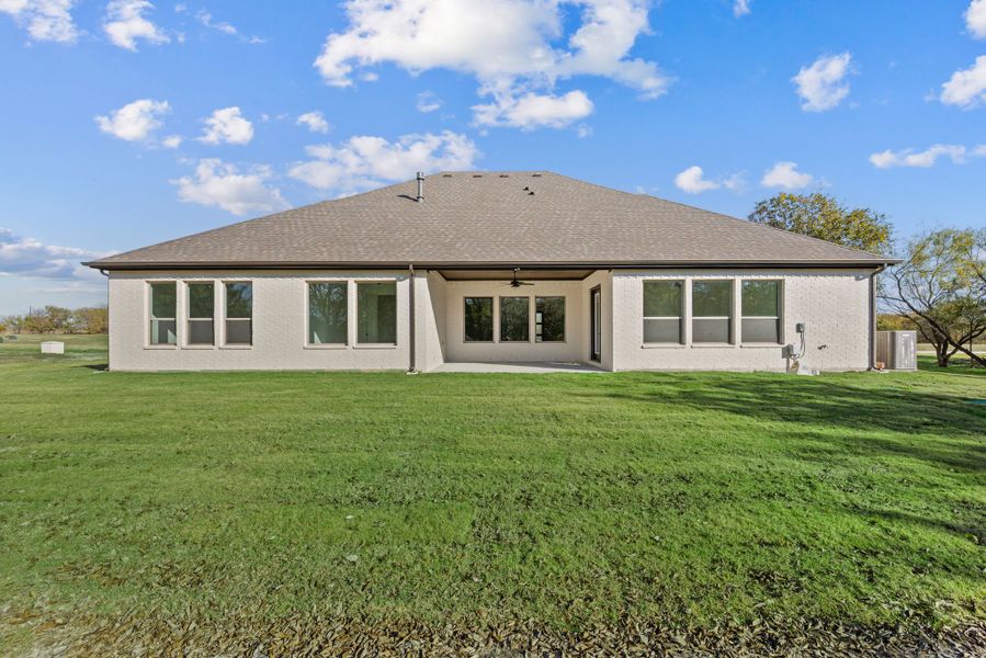 Exterior details and patio area of a home in Rolling Creek Ranch, Aledo (Image 34).
