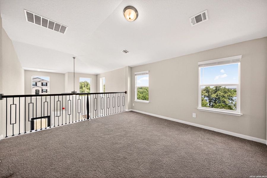 Spacious, unfurnished interior of a new home in Thomas Pond, San Antonio (Image 35).
