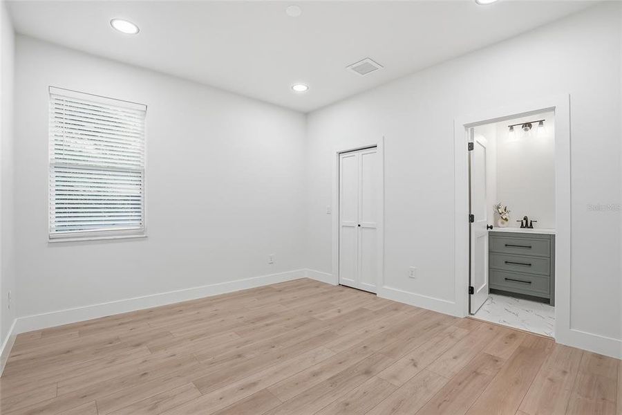 Spacious, unfurnished interior of a new home in , Tampa (Image 19).