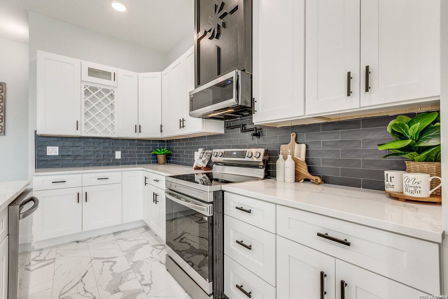 Furnished interior view inside a new home in , Atascosa (Image 9).