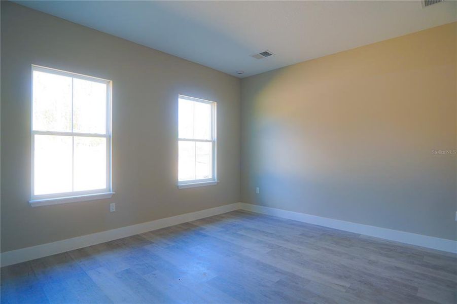 Spacious, unfurnished interior of a new home in , Ocala (Image 5).