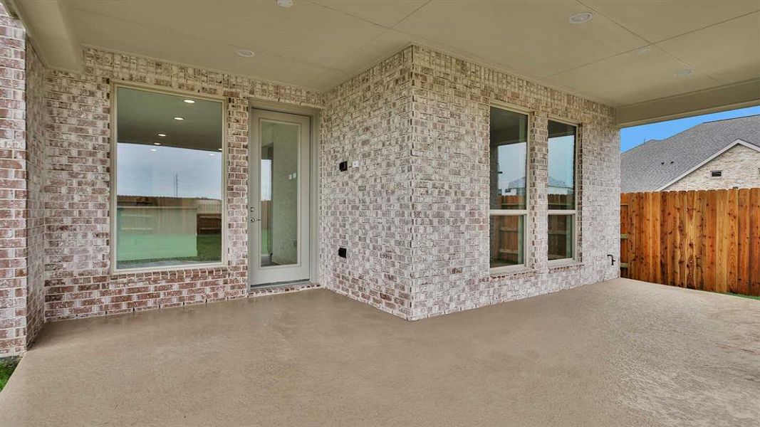 Spacious, unfurnished interior of a new home in Valencia 70', Manvel (Image 12).