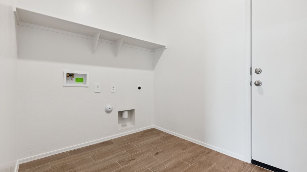 Spacious, unfurnished interior of a new home in Rio Rancho Estates, Wittmann (Image 26).