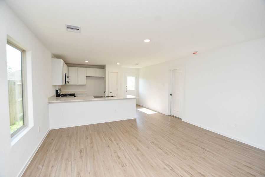 Spacious, unfurnished interior of a new home in Ladera Trails, Conroe (Image 32).