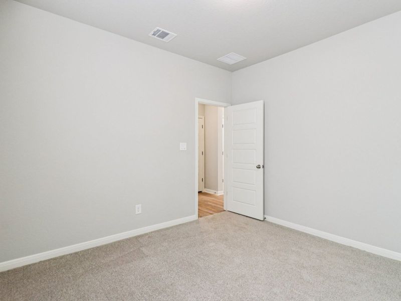 Spacious, unfurnished interior of a new home in Thomas Pond, San Antonio (Image 24).