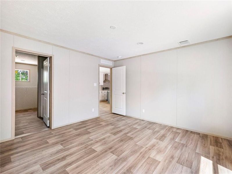 Spacious, unfurnished interior of a new home in , Gainesville (Image 14).