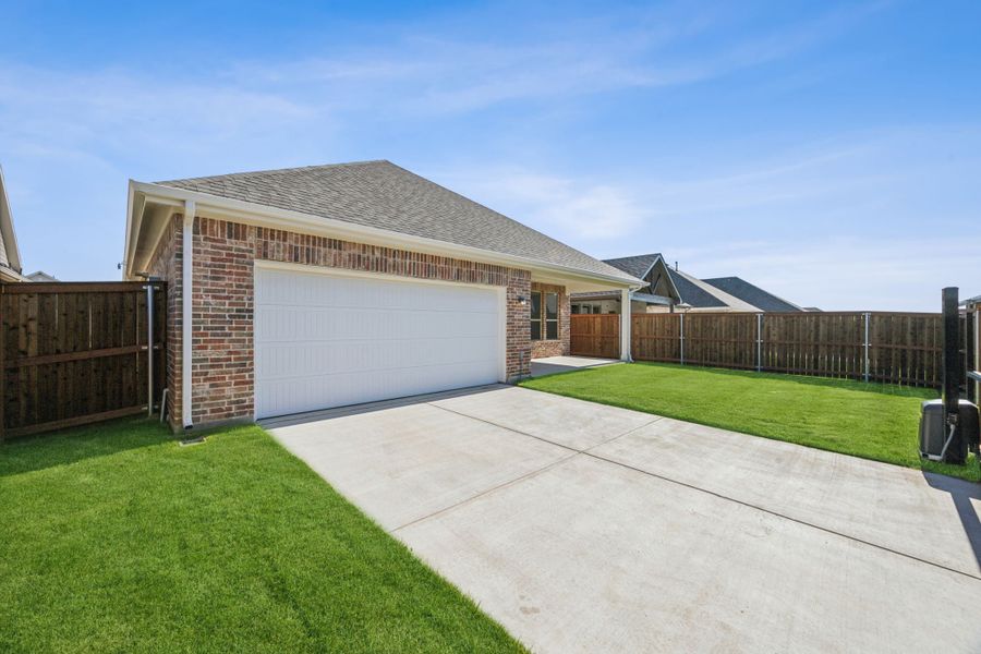 Exterior details and patio area of a home in Dove Hollow, Waxahachie (Image 3).
