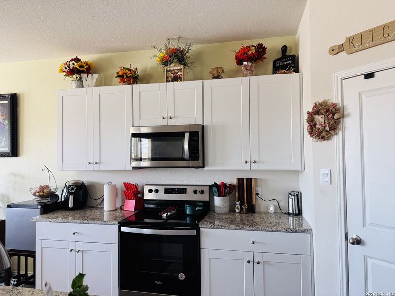 Furnished interior view inside a new home in Winding Creek, New Braunfels (Image 16).