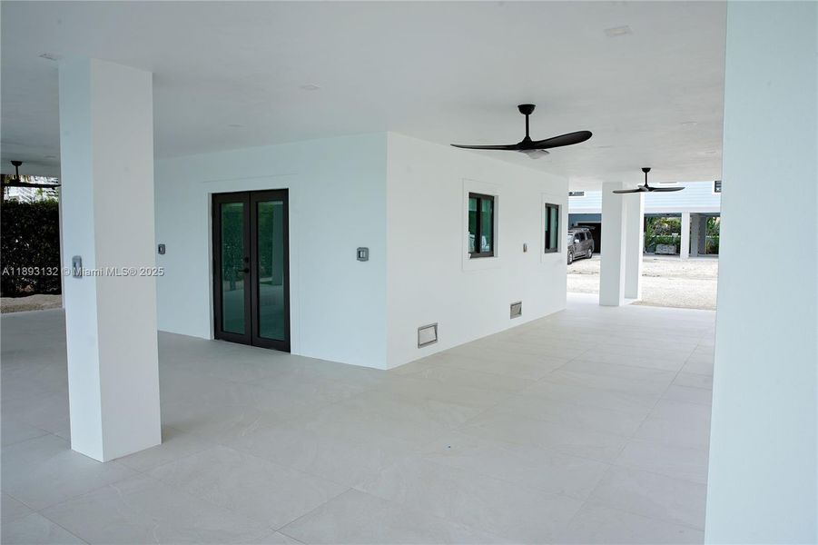 Exterior details and patio area of a home in , Tavernier (Image 4).