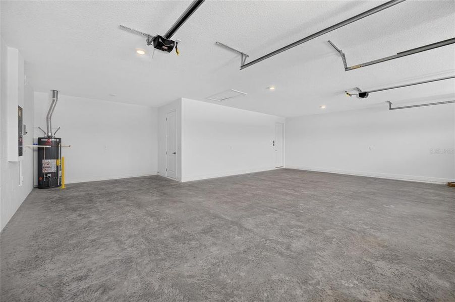 Spacious, unfurnished interior of a new home in , Ocala (Image 24).