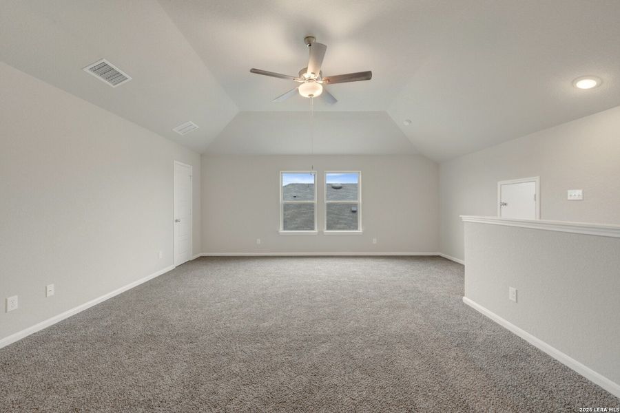 Spacious, unfurnished interior of a new home in Winding Brook, San Antonio (Image 34).