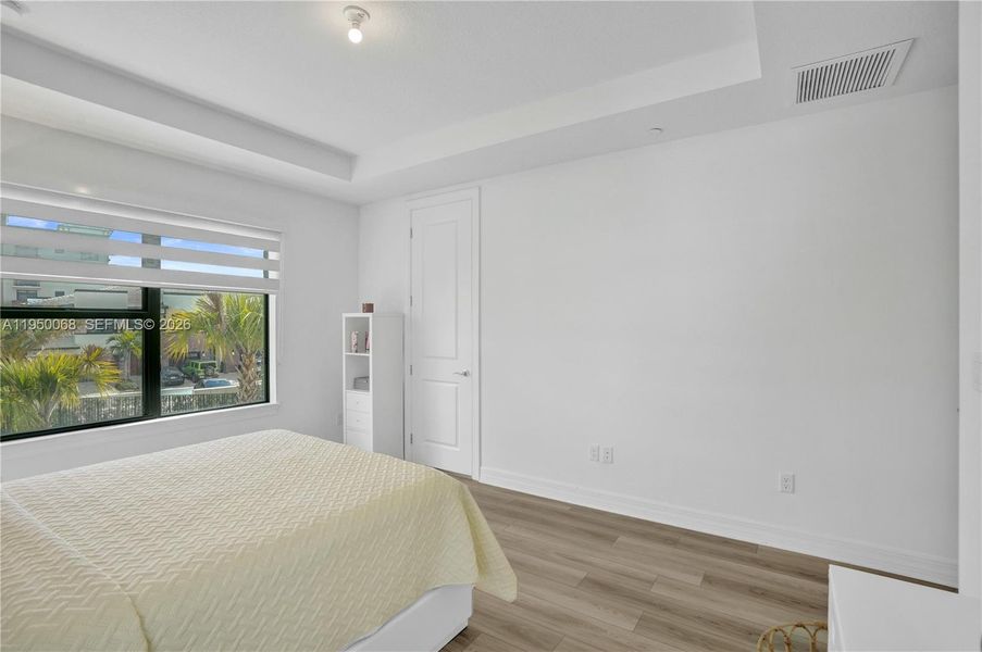 Spacious, unfurnished interior of a new home in , Plantation (Image 26).