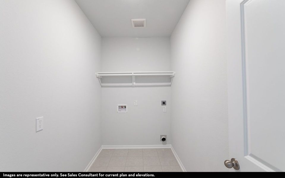 Representative unfurnished interior of a home built from the Montauk by CastleRock Communities in Hughes Landing, Dickinson (Image 18).