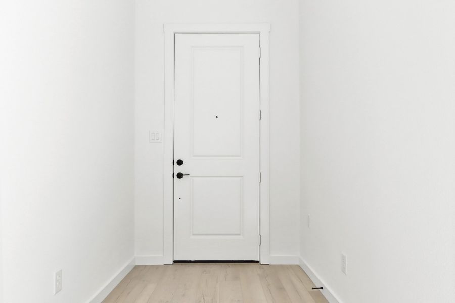Spacious, unfurnished interior of a new home in Cottonwood Creek, Rowlett (Image 14).
