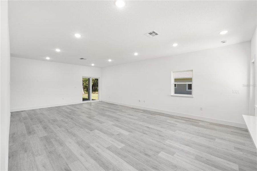 Spacious, unfurnished interior of a new home in , Clermont (Image 18).