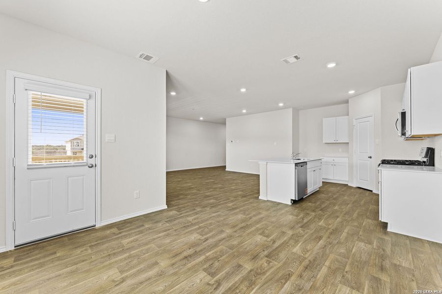 Spacious, unfurnished interior of a new home in Hunters Ranch, San Antonio (Image 24).