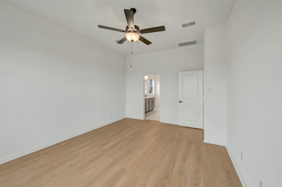 Spacious, unfurnished interior of a new home in Beacon Point at Lago Mar 50’ Homesites, Texas City (Image 31).