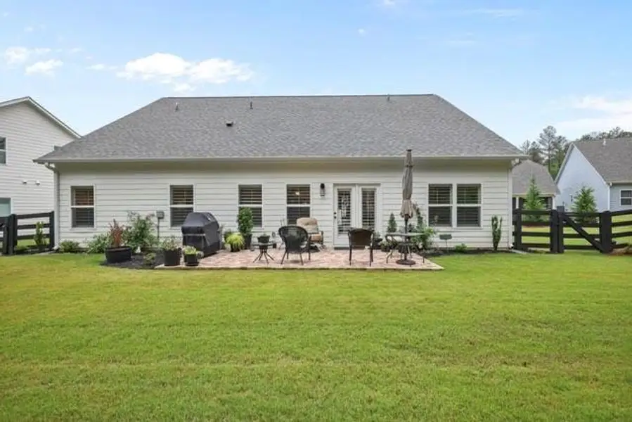 Exterior details and patio area of a home in , Dallas (Image 21).