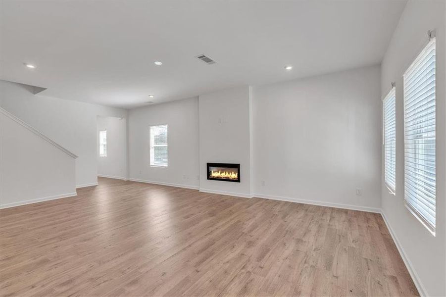 Spacious, unfurnished interior of a new home in The View at Groover's Lake, Lithia Springs (Image 32).