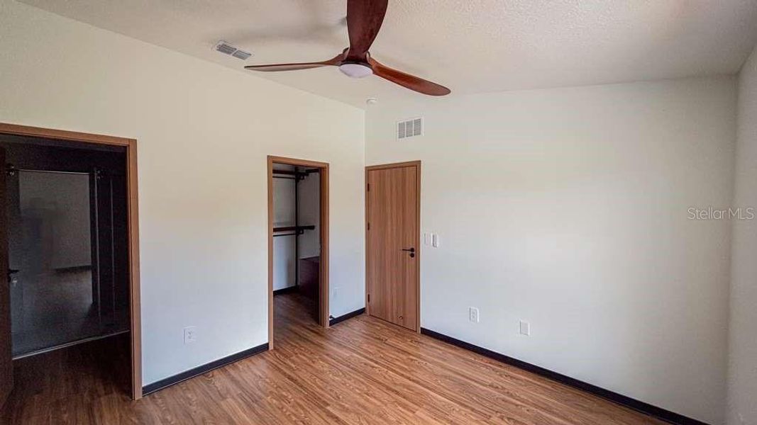 Spacious, unfurnished interior of a new home in , Sebring (Image 11).