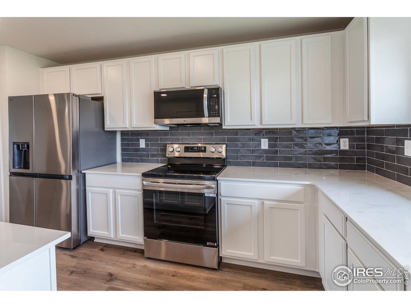 KITCHEN W/ S.S. APPLIANCES