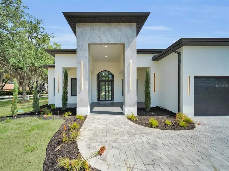 Exterior details and patio area of a home in , Clermont (Image 3).