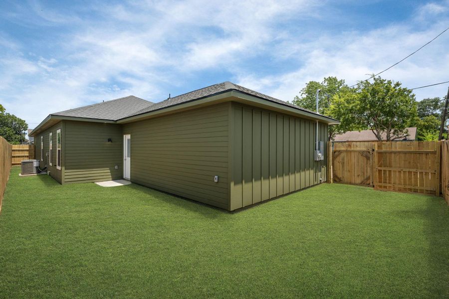 Exterior details and patio area of a home in , Baytown (Image 17).